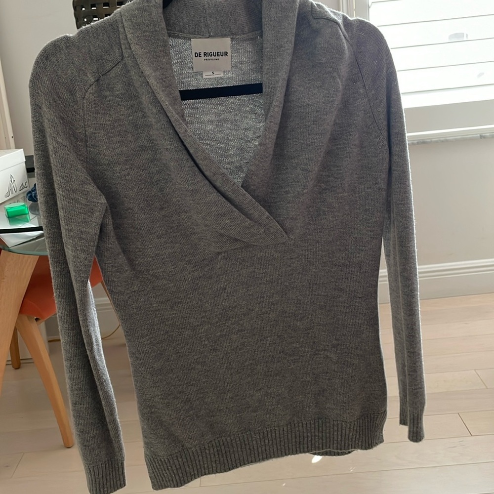De Rigueur gray long sleeve sweater